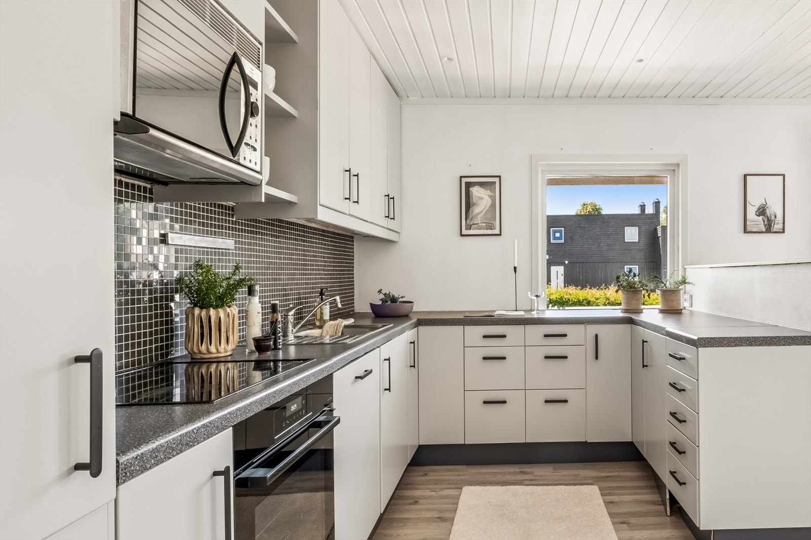Kjøkkeninnredning fra IKEA med slette fronter og benkeplate i laminat. Galleribilde