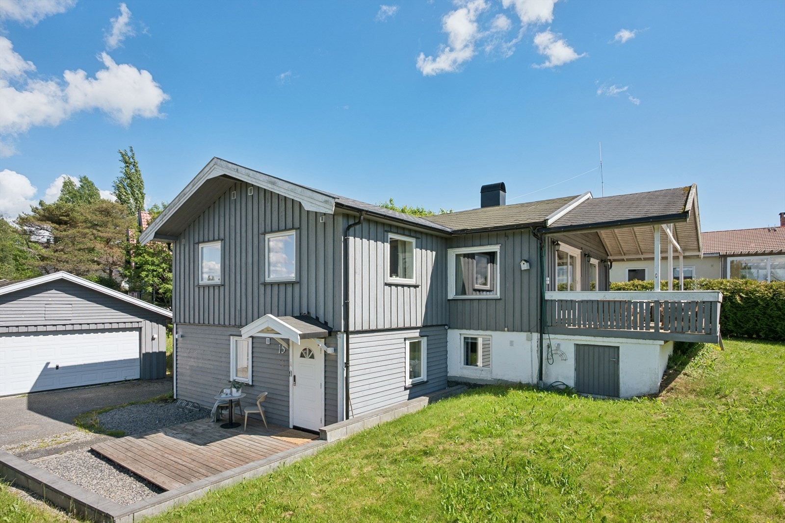 Idrettsveien 15 er en innholdsrik enebolig med godkjent utleiedel, flere uteplasser og dobbelgarasje med gode lagringsmuligheter. Galleribilde