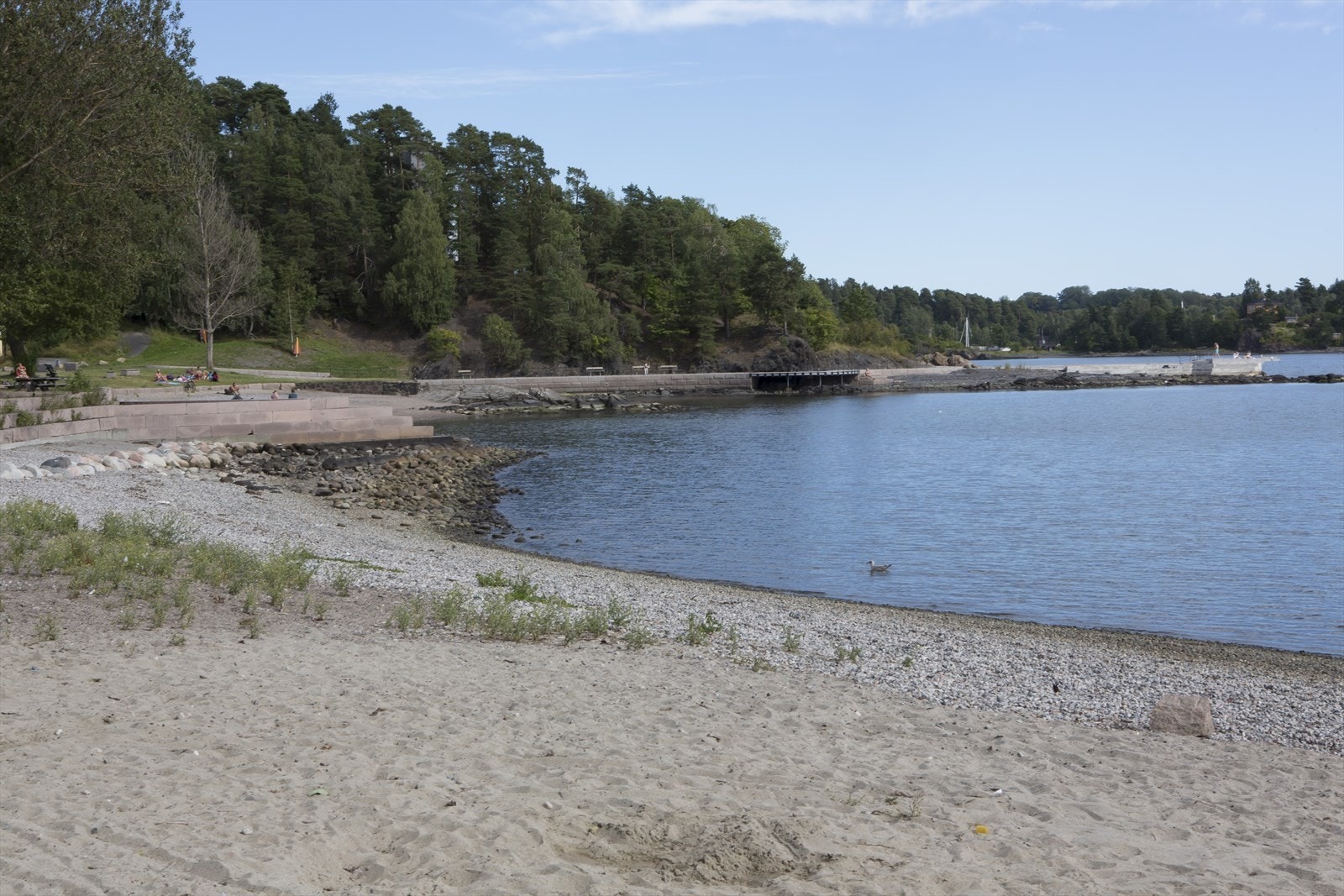 Sollerudstranda, en populær badeplass, ligger i kort gangavstand fra eiendommen. Galleribilde