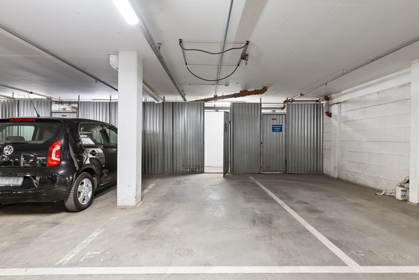 Det medfølger én parkeringsplass i felles, lukket garasjeanlegg med heisadkomst til etasjeplan. Galleribilde