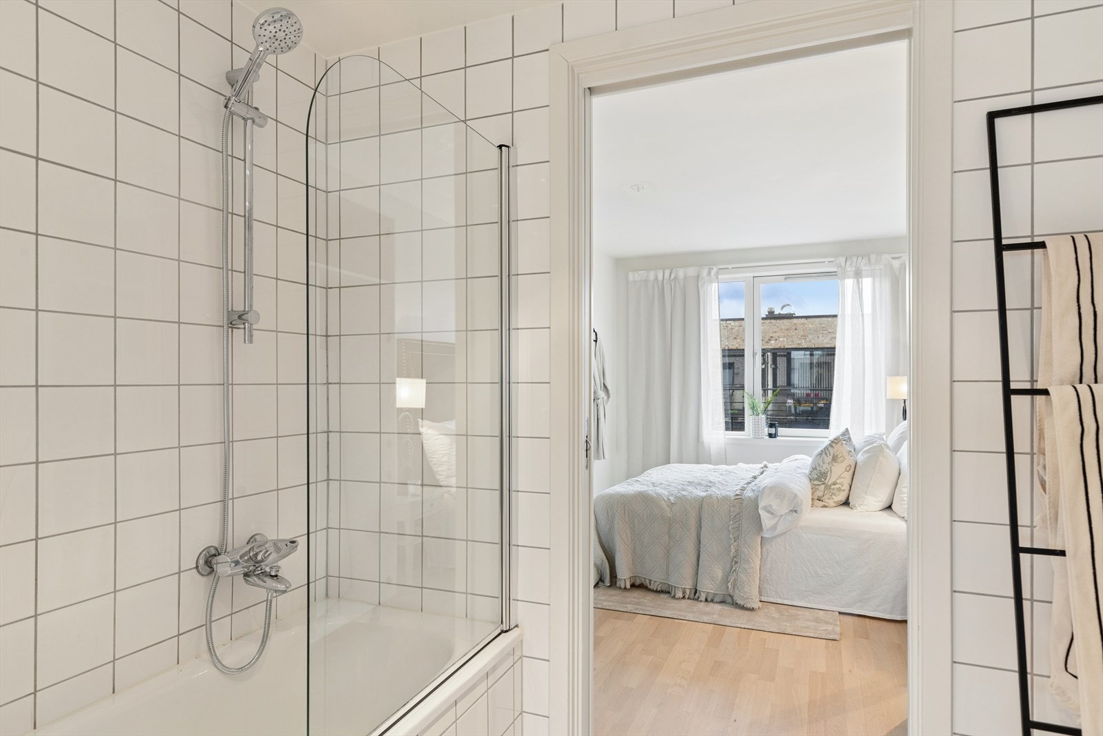 Fra badet er det direkte adkomst til hovedsoverommet. Galleribilde