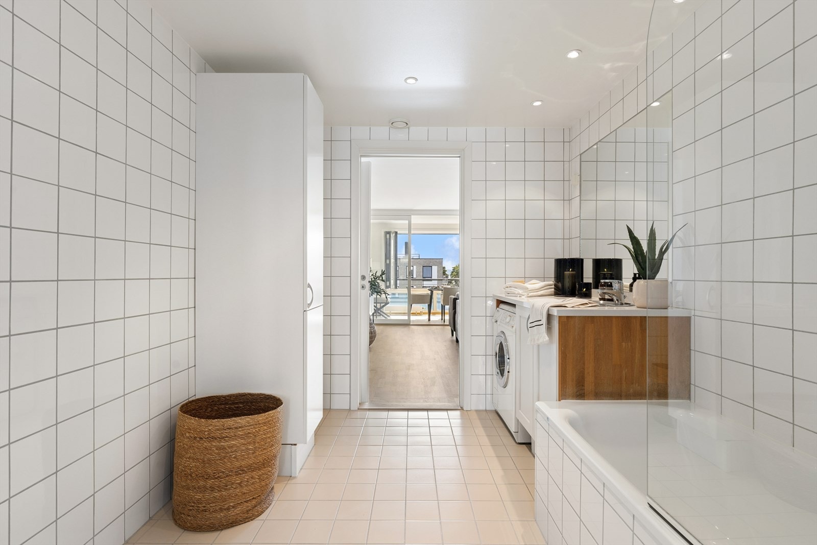 Badet er så stort at det er mulighet for å ha innredning/skap langs hele den ene veggen Galleribilde