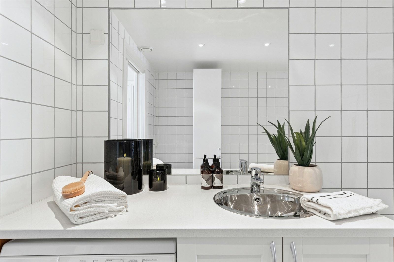 Innredning med nedfelt servant og god benkeplass på badet. Galleribilde