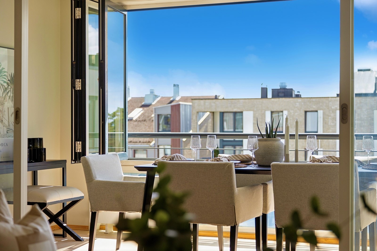 Velkommen til en lys og luftig leilighet i 6. etasje med kort vei til en fantastisk takterrasse med nydelig utsikt og sol fra tidlig til sent. I vinterhagen kan du også nyte svært gode solforhold Galleribilde