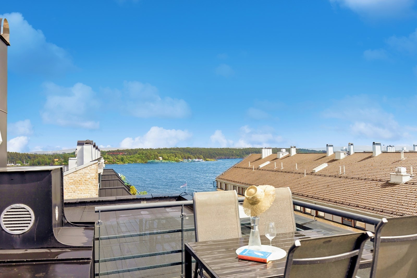 Takterrassen har en vidstrakt utsikt over Oslofjorden. Galleribilde
