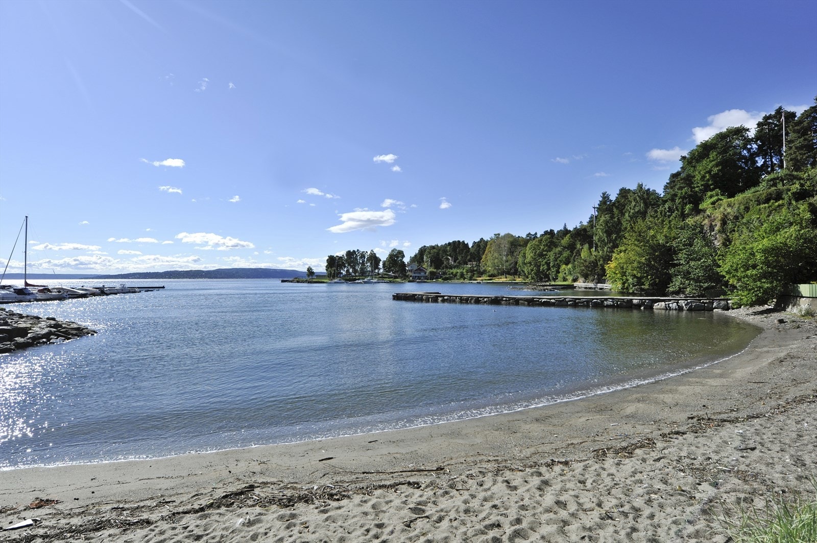 Kyststien går rett forbi og byr på flotte tur- og sykkelmuligheter langs sjøen, enten mot Fornebu eller inn mot sentrum. Galleribilde