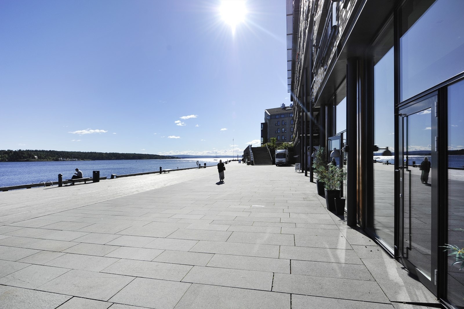 Langs bryggekanten finner du restauranter, butikker og båttransport til Aker Brygge. Galleribilde