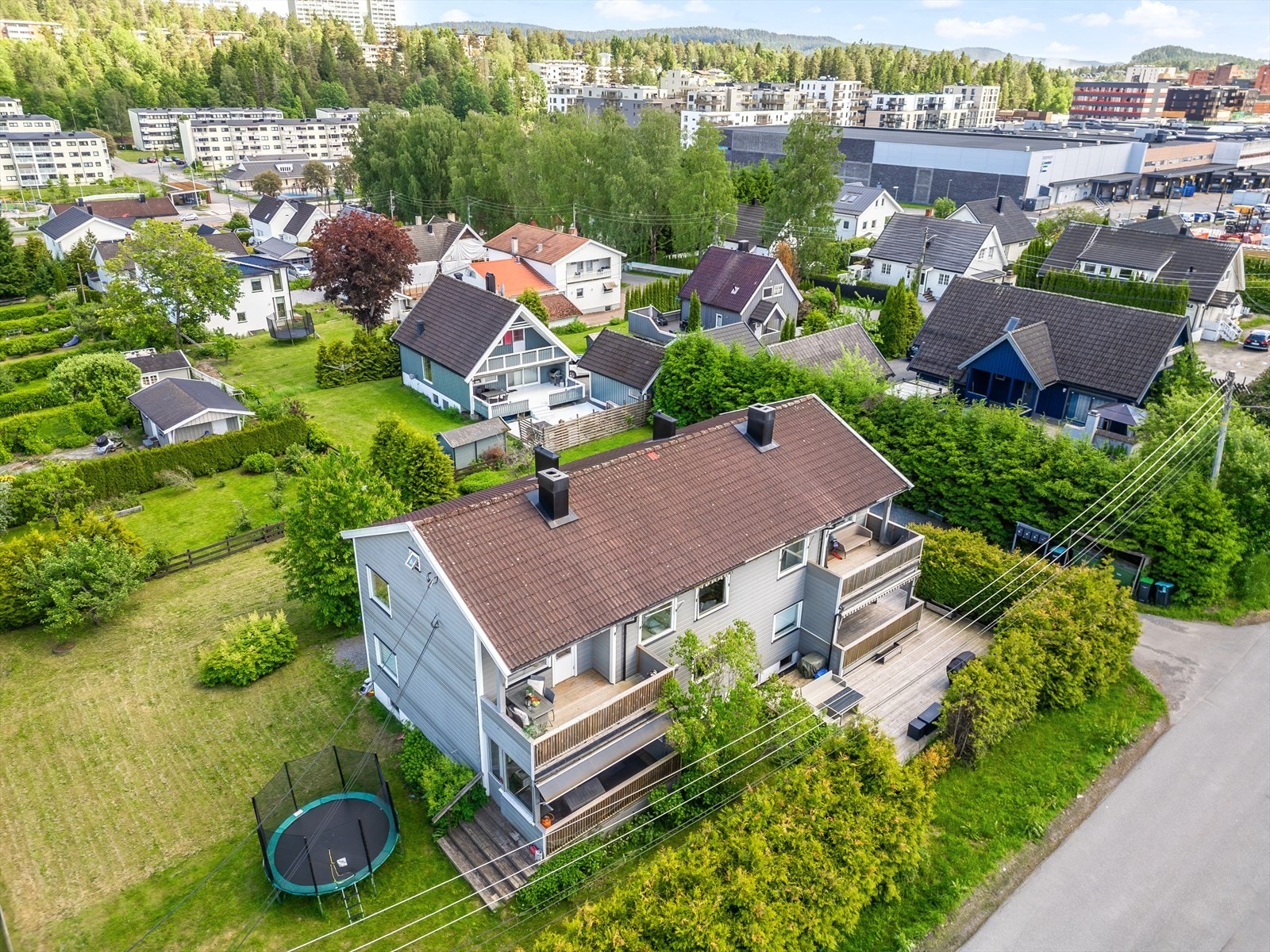 Boligen ligger usjenert og tilbaketrukket, men likevel veldig sentralt. Galleribilde