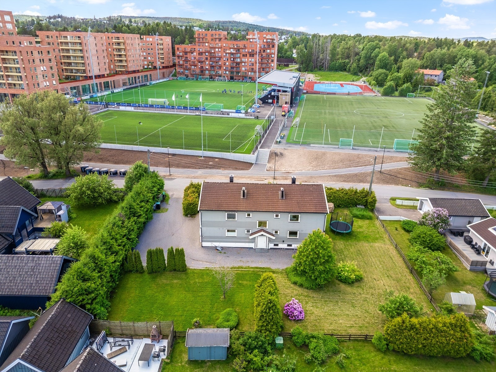 Parkering av biler og andre kjøretøy skal skje på egnet parkeringsplass. Plasser tildeles etter avtale mellom andelseierne. Galleribilde