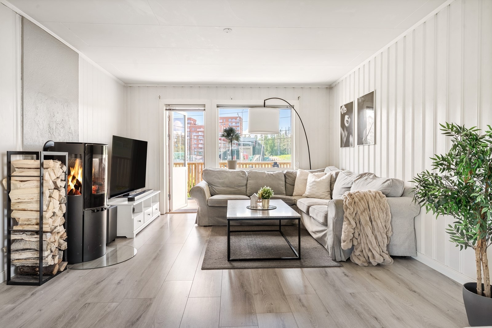 De store vindusoverflatene gir rikelig med lysinnslip. Galleribilde