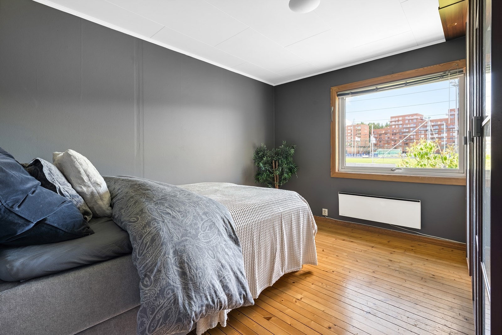 Hovedsoverommet er romslig med plass til dobbeltseng og annet møblement. Galleribilde