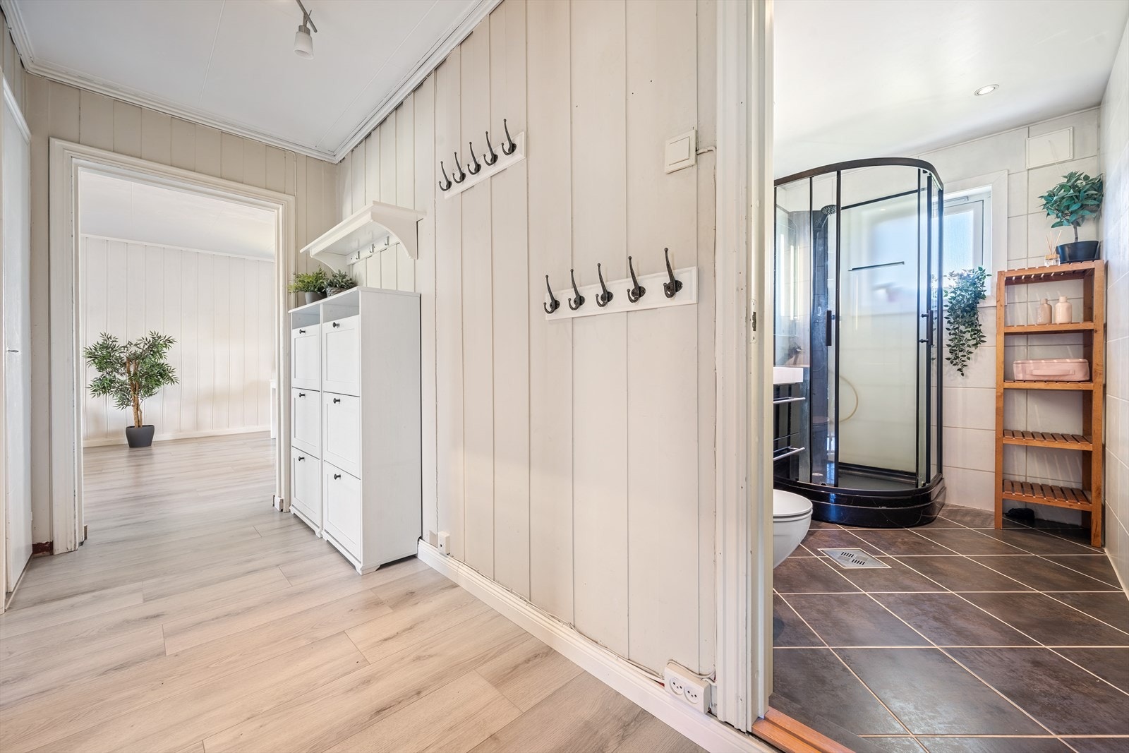 Romslig entré med plass til å henge fra seg yttertøy. Galleribilde
