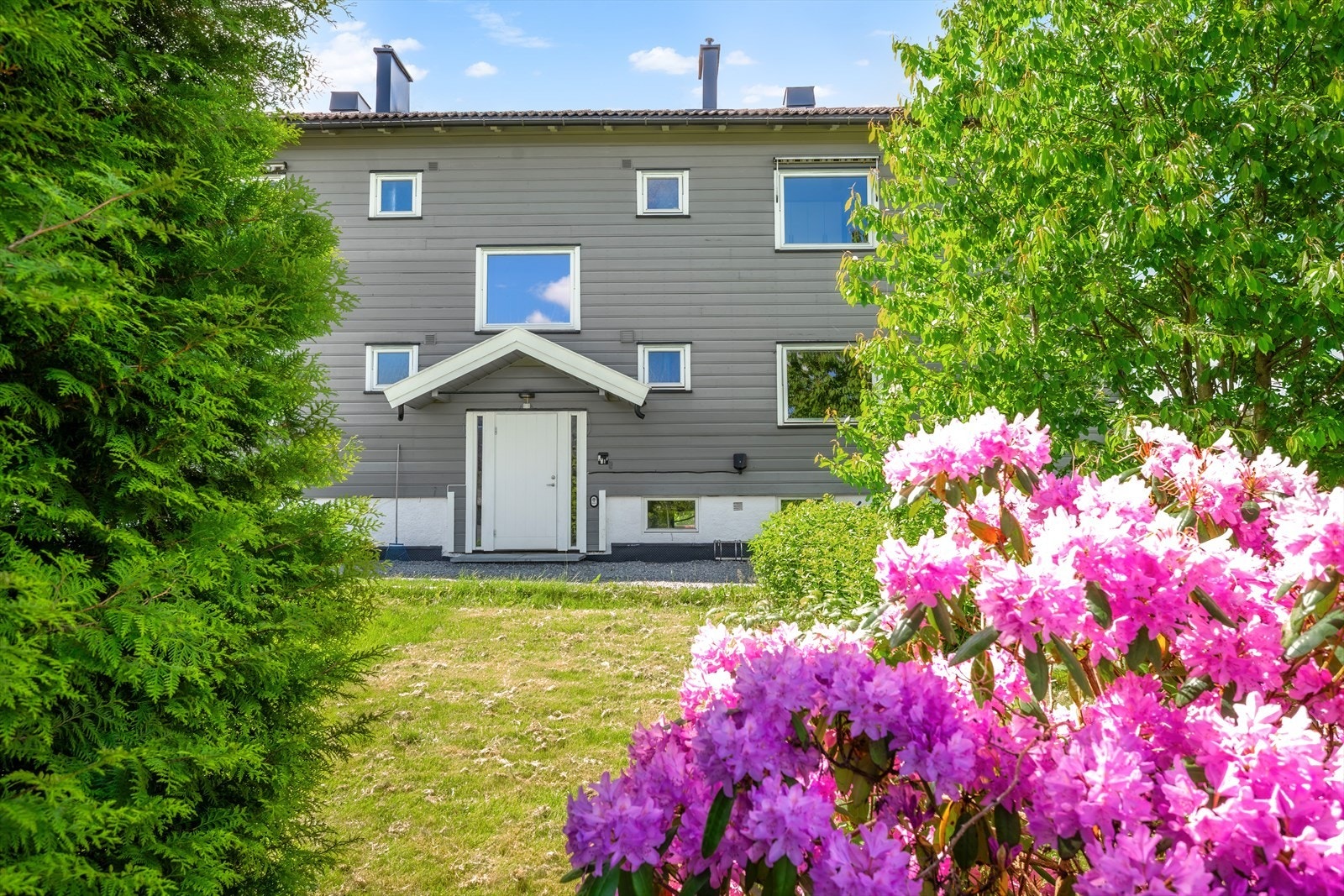Eiendommen ligger i et populært og sentralt boligområde i Lørenskog sentrum. Det er gangavstand til "alt". Galleribilde