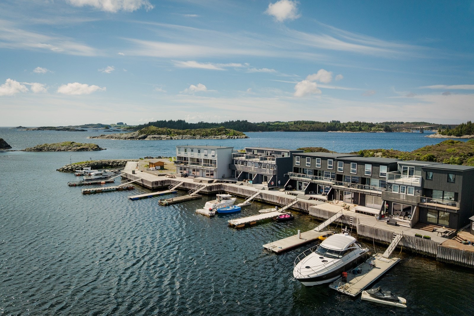 Båtlivet er enkelt i Barmen med flytebrygge rett utenfor Galleribilde