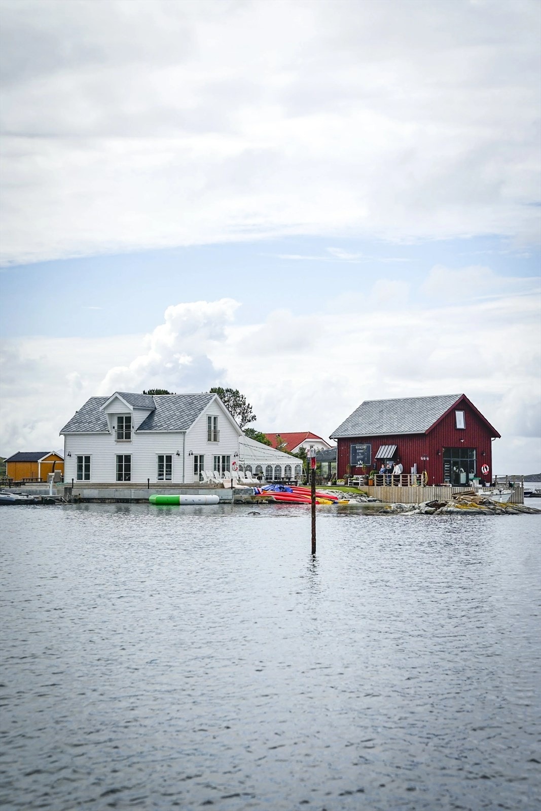 Kort vei både med båt og bil til Olaskjeret i Bakkasund. Her er det sommerkafè, konserter og arrangementer gjennom året. Vel verdt et besøk! Galleribilde