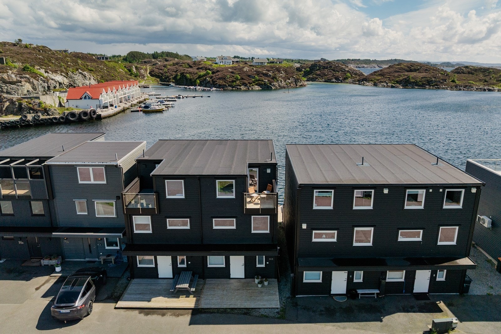 EIendommen sett fra inngangside. Her er det markterrasse og biloppstillingsplass Galleribilde