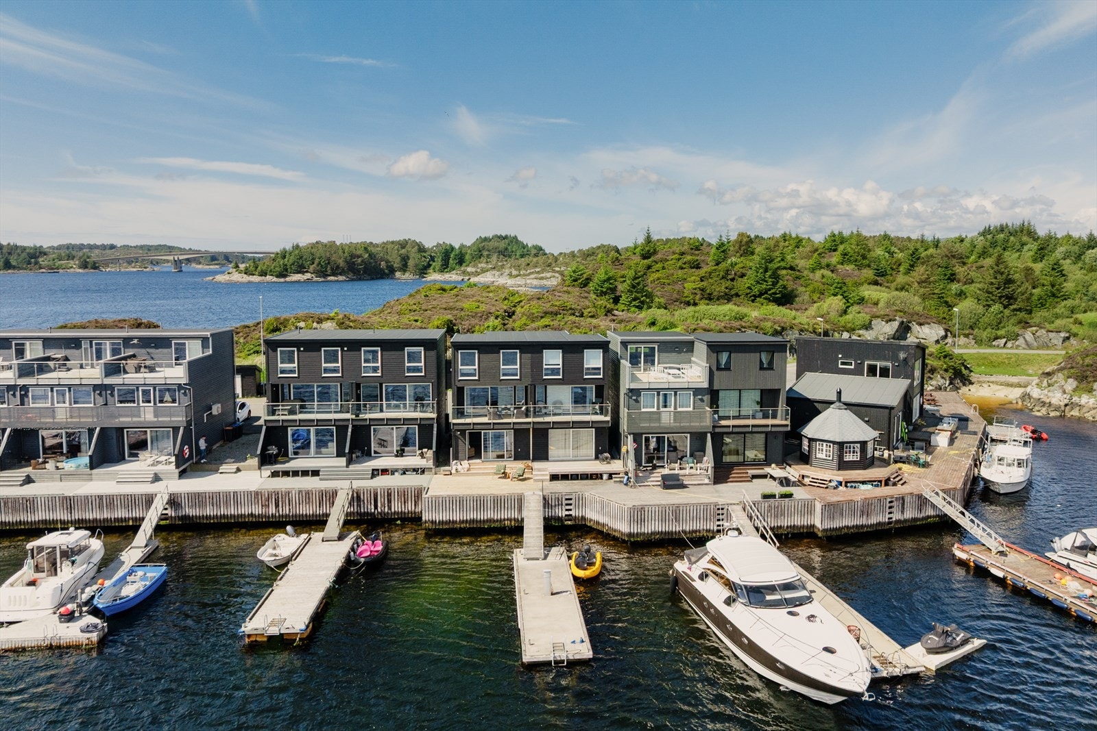 Her får du en pen fritidseiendom med plass til hele familien, god standard og flytebrygge Galleribilde