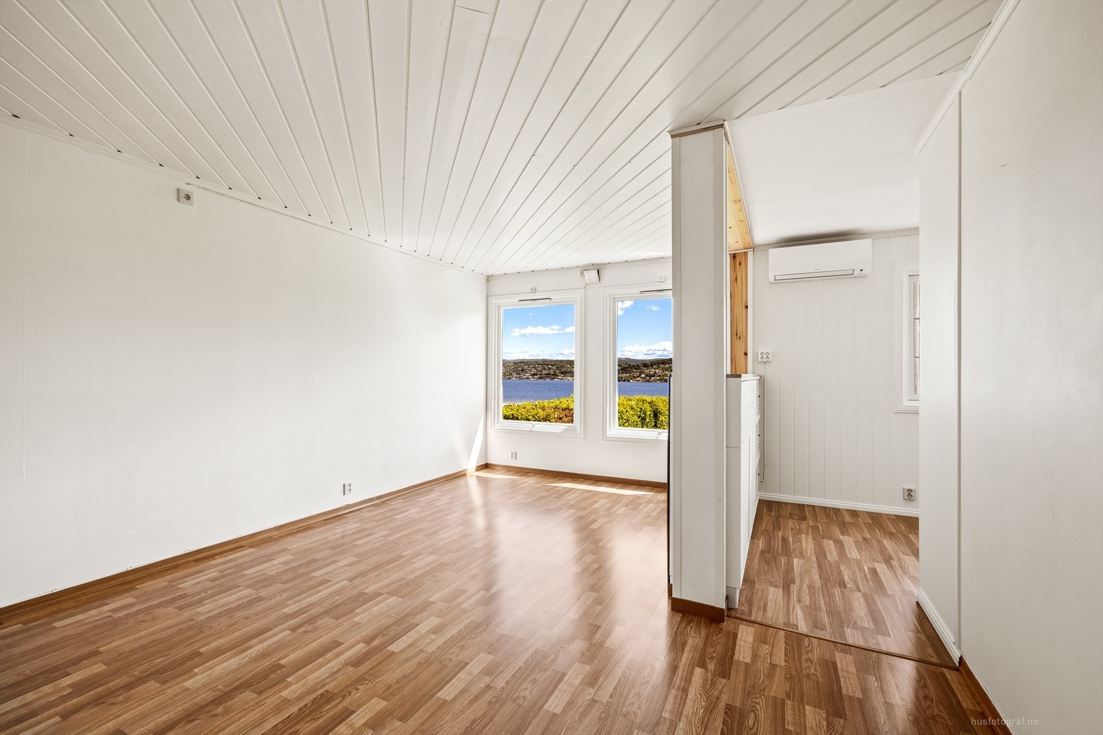 Boligen varmes opp elektrisk, supplert med en luft-til-luft-varmepumpe. Galleribilde