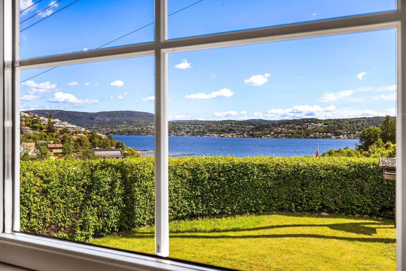Nyt utsikten over fjorden fra sofakroken. Galleribilde