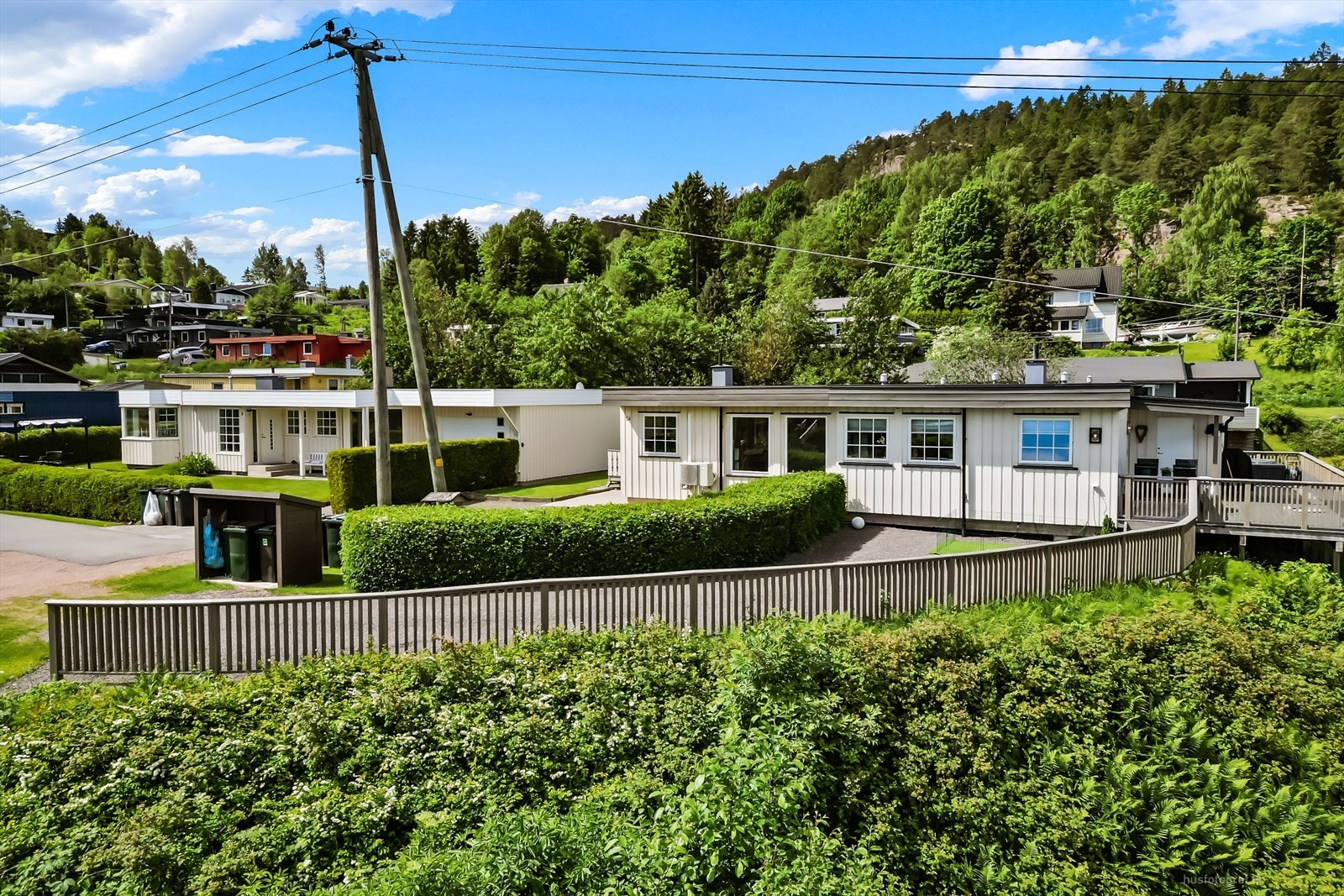 Eiendommen ligger i et rolig og etablert nabolag med lite trafikk, vurdert som 'Veldig trygt' i lokalområdet. Galleribilde