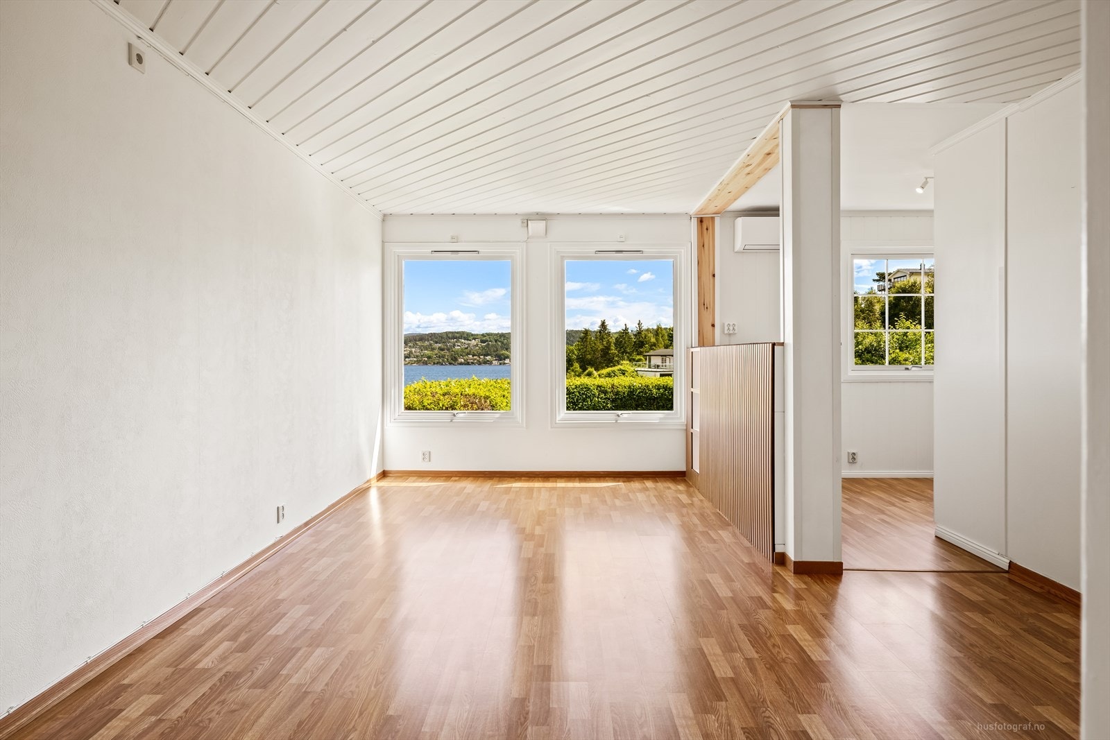 Store vinduer i stuen gir rikelig med dagslys og rammer inn utsikten mot Drammensfjorden. Galleribilde