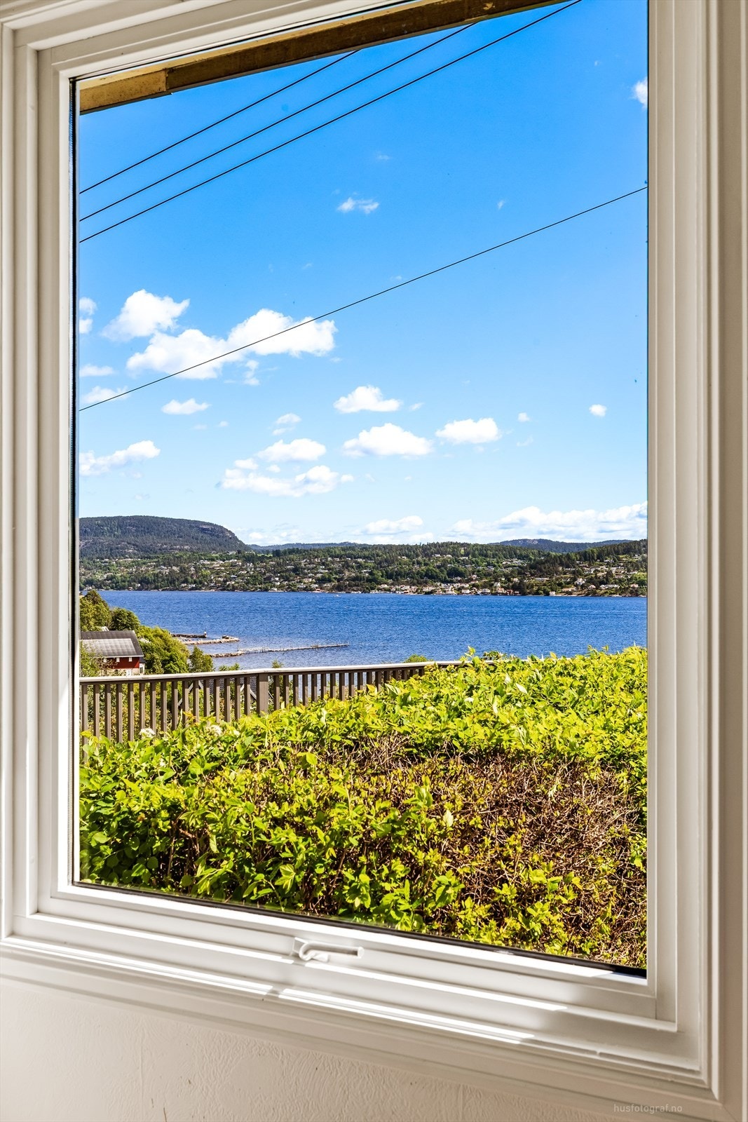 Vinduene rammer inn det skiftende landskapet og fjorden på en vakker måte. Galleribilde