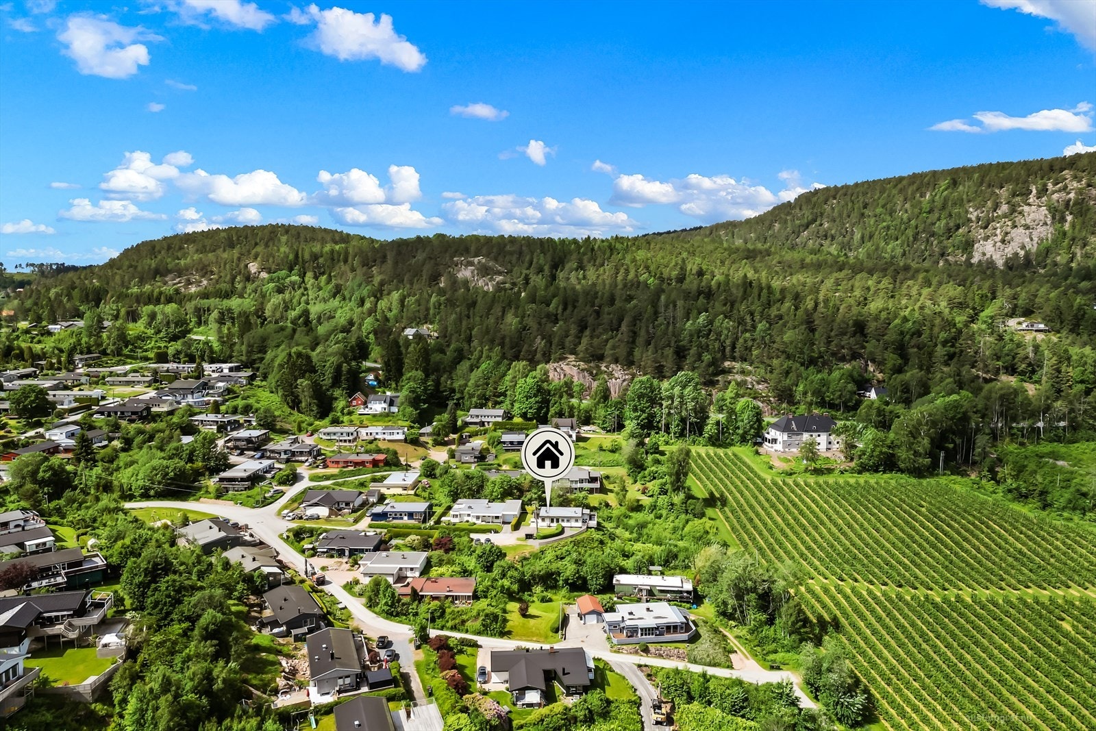 Beliggenheten kombinerer landlig ro med nærhet til servicetilbud i Svelvik, kun en kort kjøretur unna. Galleribilde