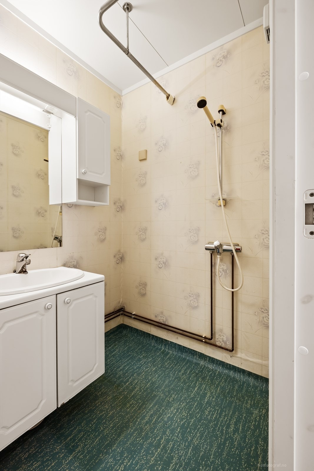 Badet er utstyrt med gulvvarme, baderomsinnredning og opplegg for vaskemaskin. Galleribilde