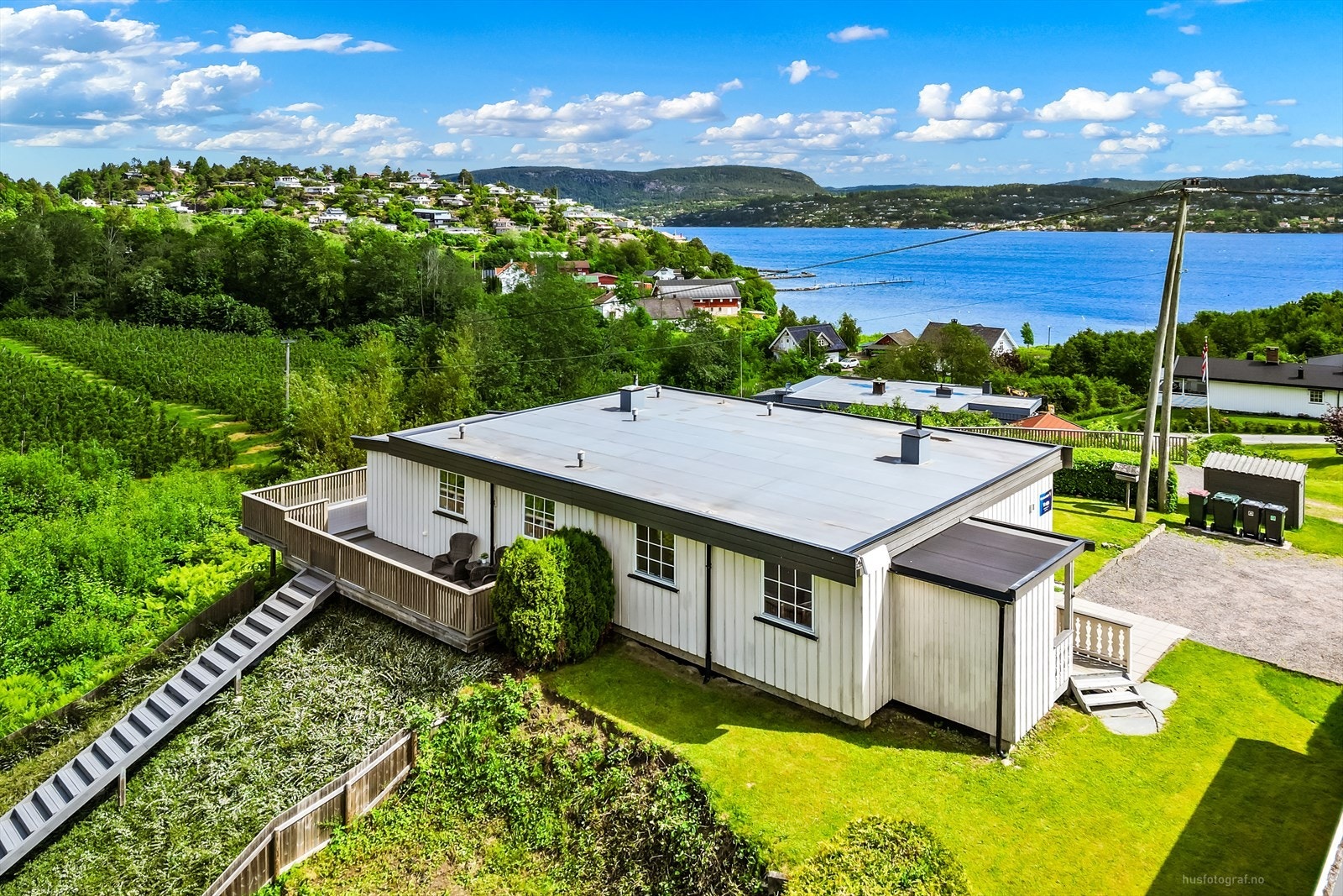 Vertikaldelt tomannsbolig beliggende i det historiske og naturskjønne området Berger, med nærhet til Drammensfjorden. Galleribilde
