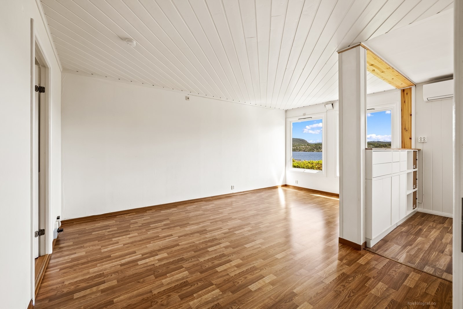 Stuen har en åpen løsning mot kjøkkenet, noe som skaper en sosial og luftig atmosfære. Galleribilde