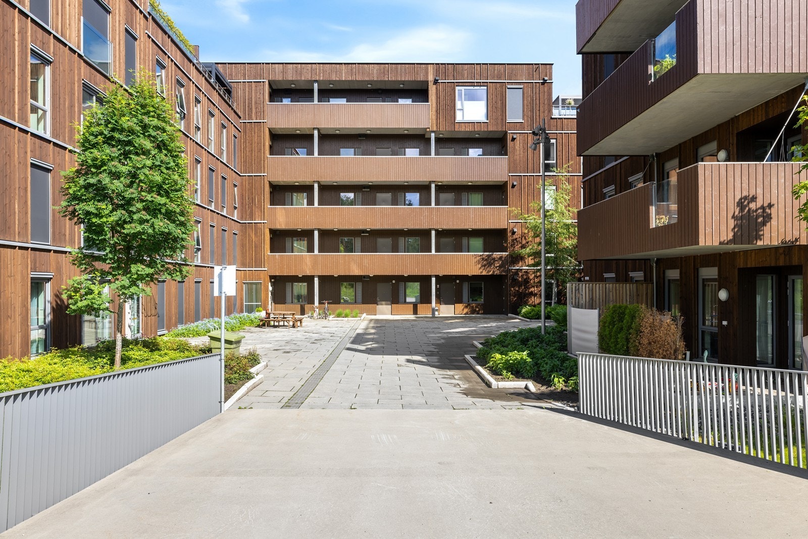 Boligen har en svært sentral og barnevennlig beliggenhet med umiddelbar nærhet til marka, butikker, treningssenter, barnehage/skole og busstopp. Galleribilde