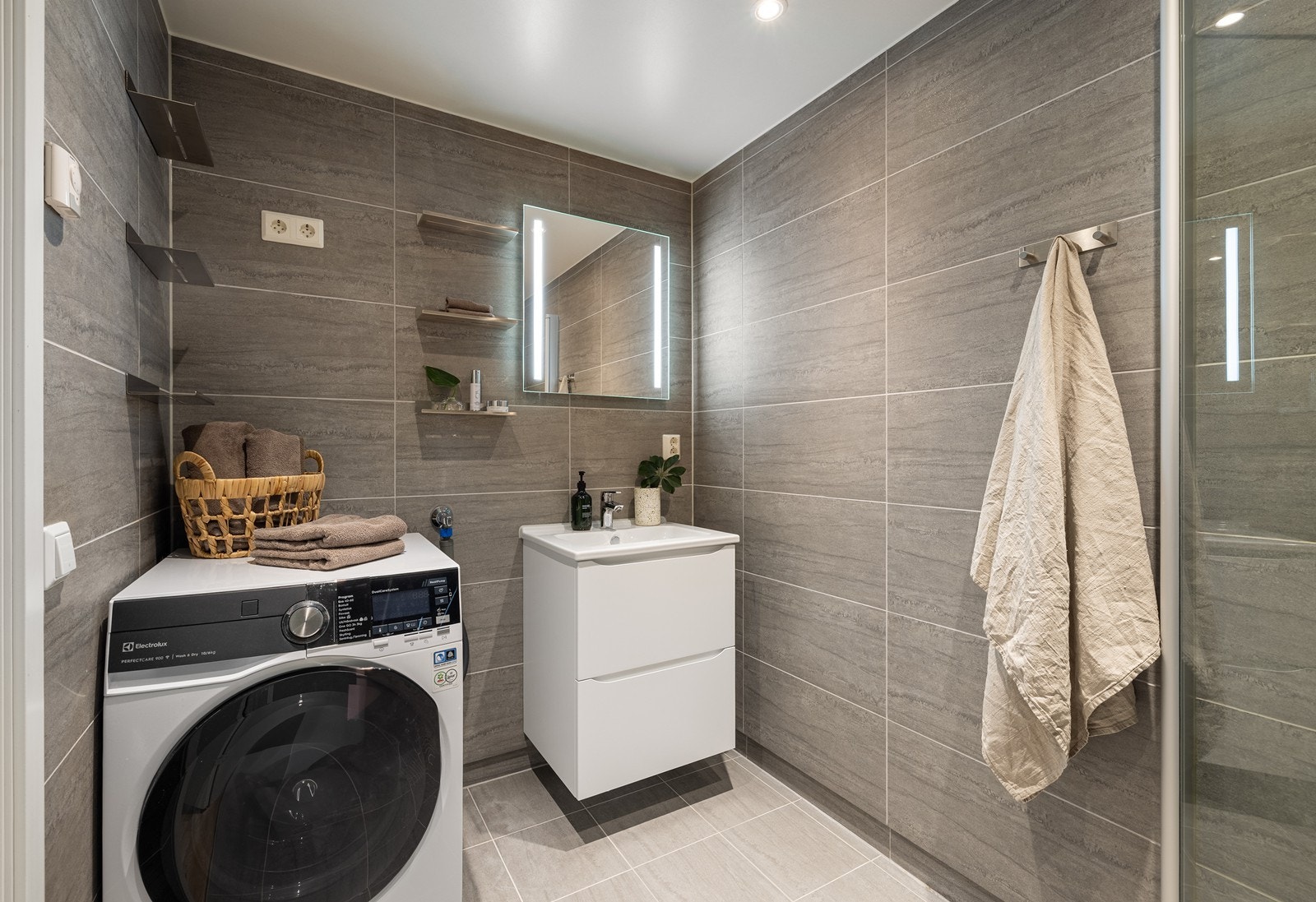Badet fremstår delikat med med moderne fliser på vegger og gulv, behagelig gulvvarme og downlights i himling. Galleribilde