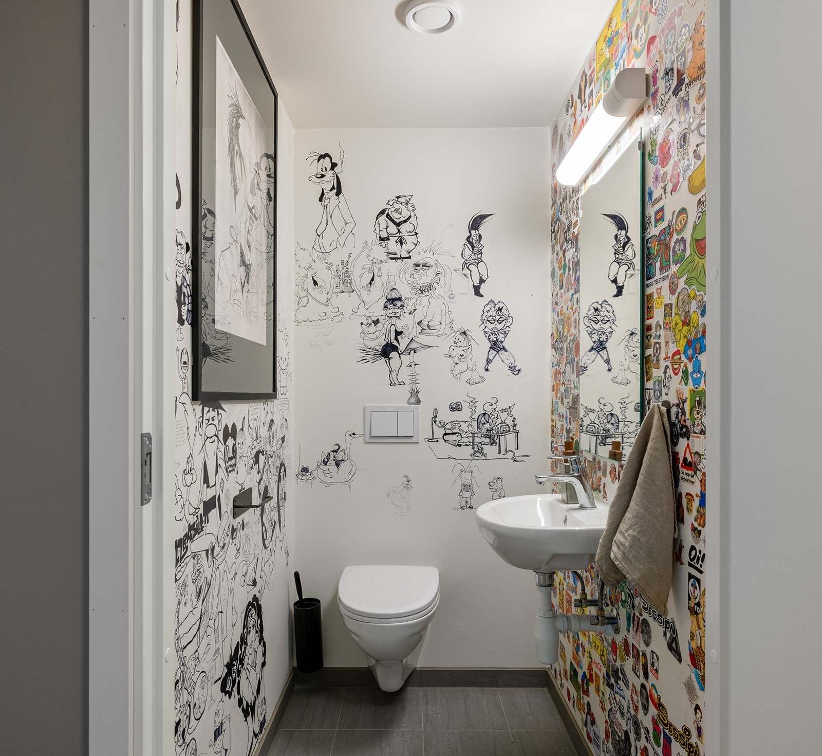Vegg i vegg med badet er det et praktisk separat toalettrom som passer utmerket for gjester eller storfamilien. Galleribilde