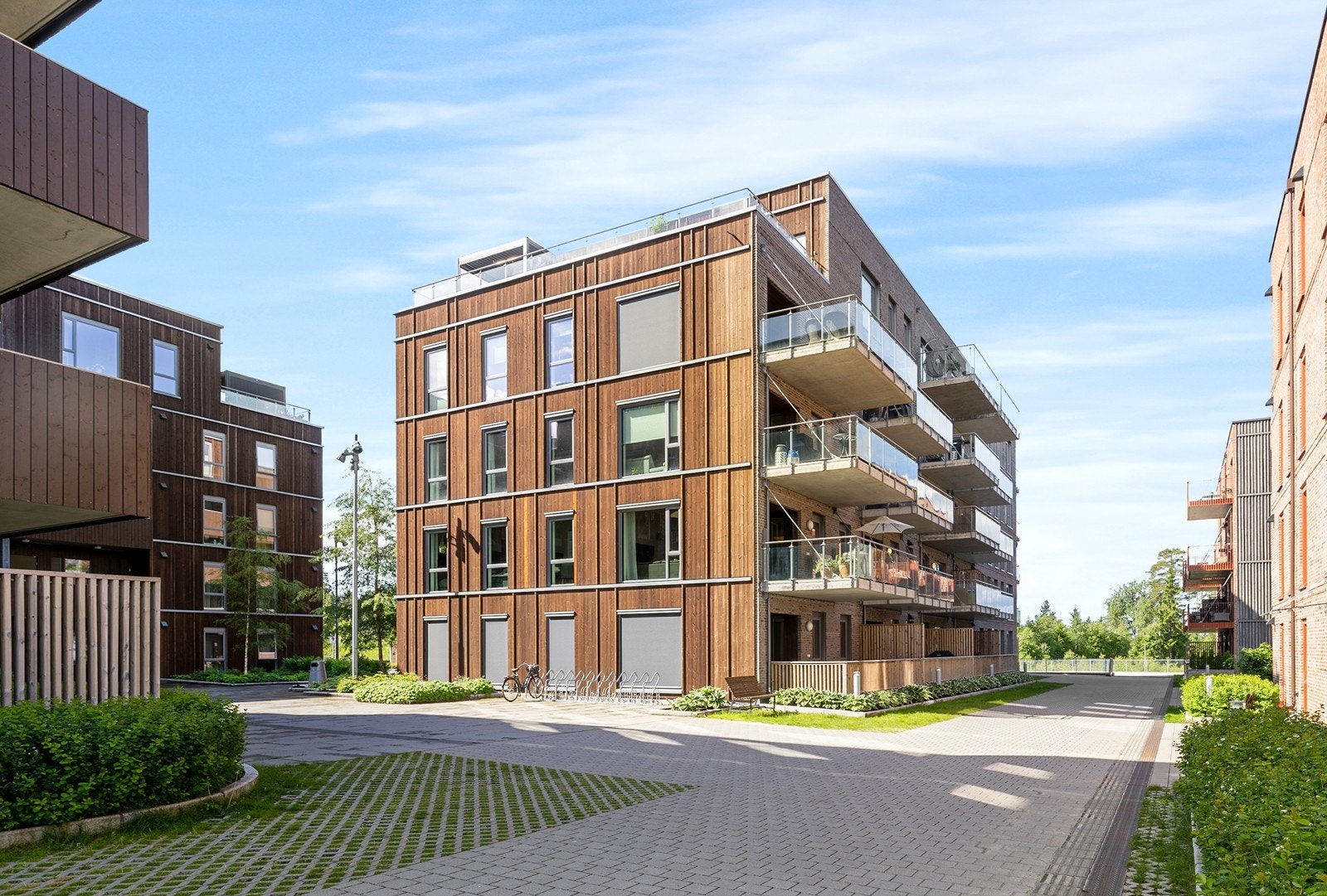 Skogmo Park Boligsameie 1 består av 148 boligseksjoner fordelt på fem bygg (A, B, C, D og E). Sameiet har avtale med gartnertjenester for fellesarealer utenomhus. Galleribilde