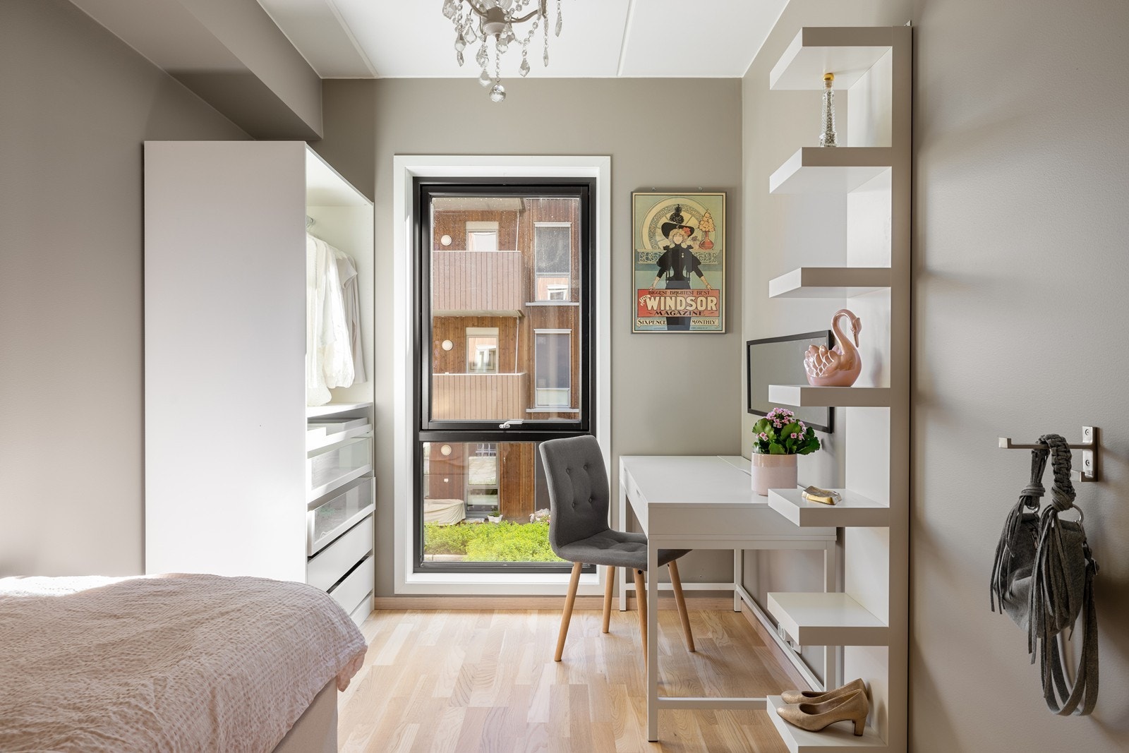 Rommene har en lun 3-stavs eikeparkett med vannbåren varme og moderne fargevalg. Galleribilde