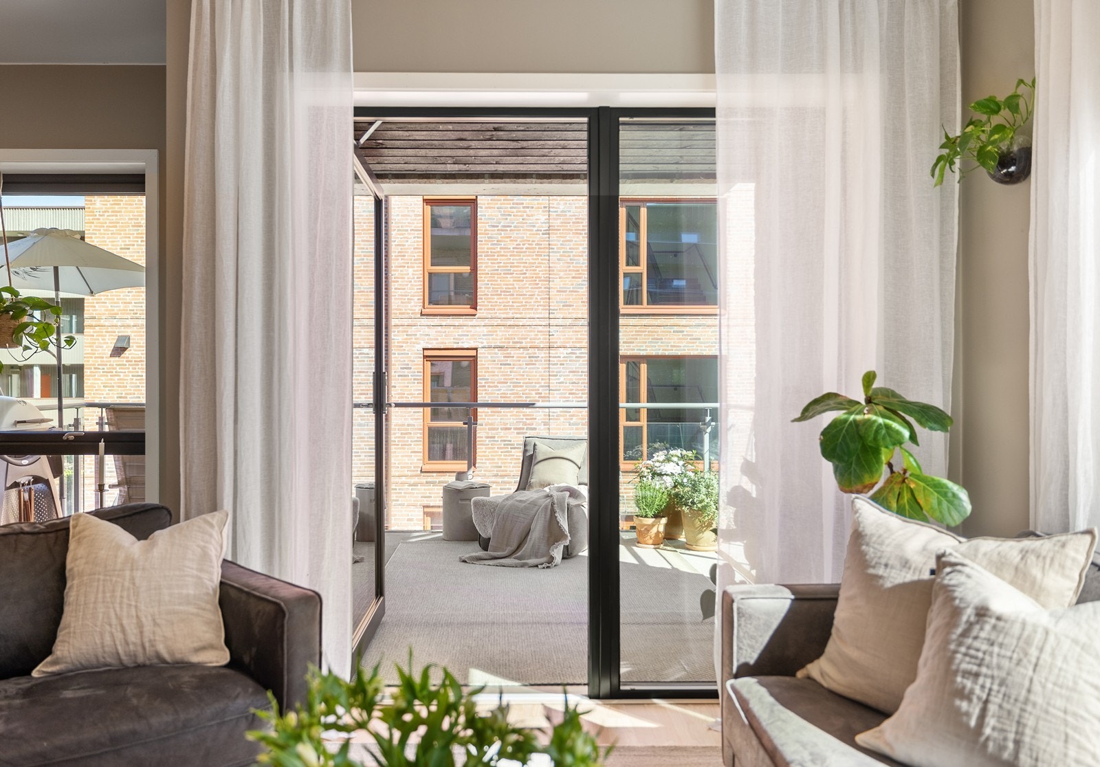 Fra stuen er det direkte utgang til en nordvestvendt balkong på hele 16 m² med god plass til flere koselige møbleringssoner. Galleribilde