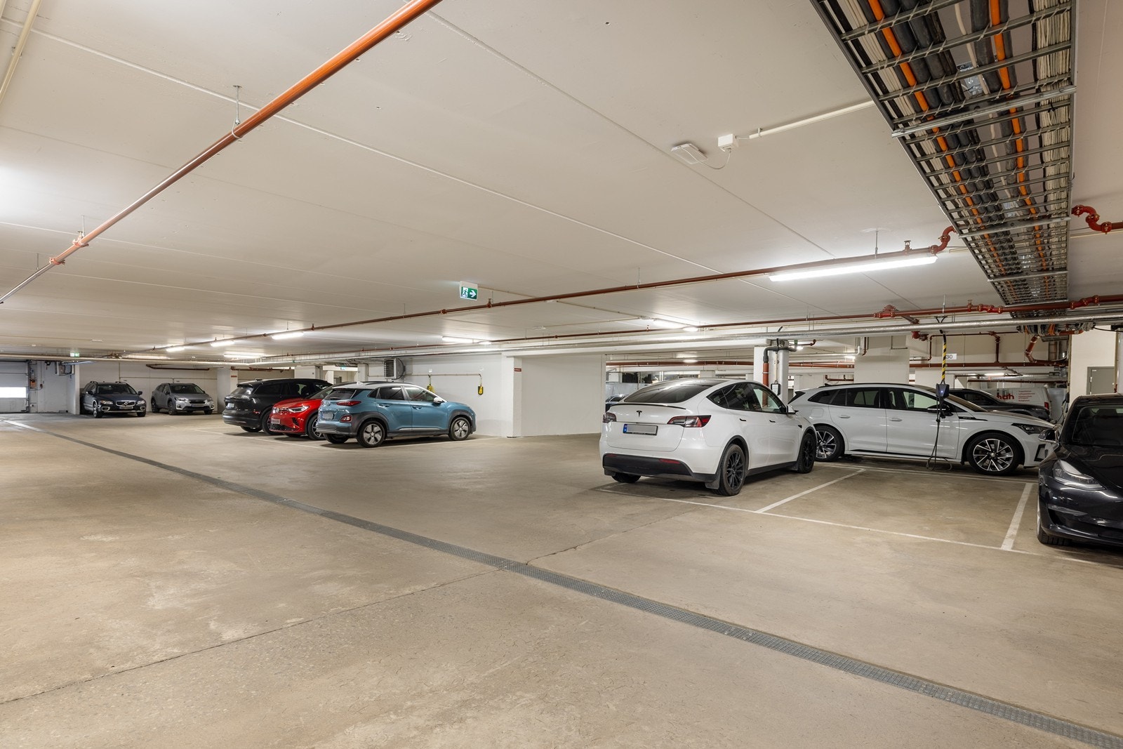 Det medfølger én parkeringsplass (plass 30) i felles parkeringskjeller. Plassen er realkoblet mot seksjonen. Parkeringsleien er for tiden kr 150,- per måned og innkreves via felleskostnadene. Galleribilde