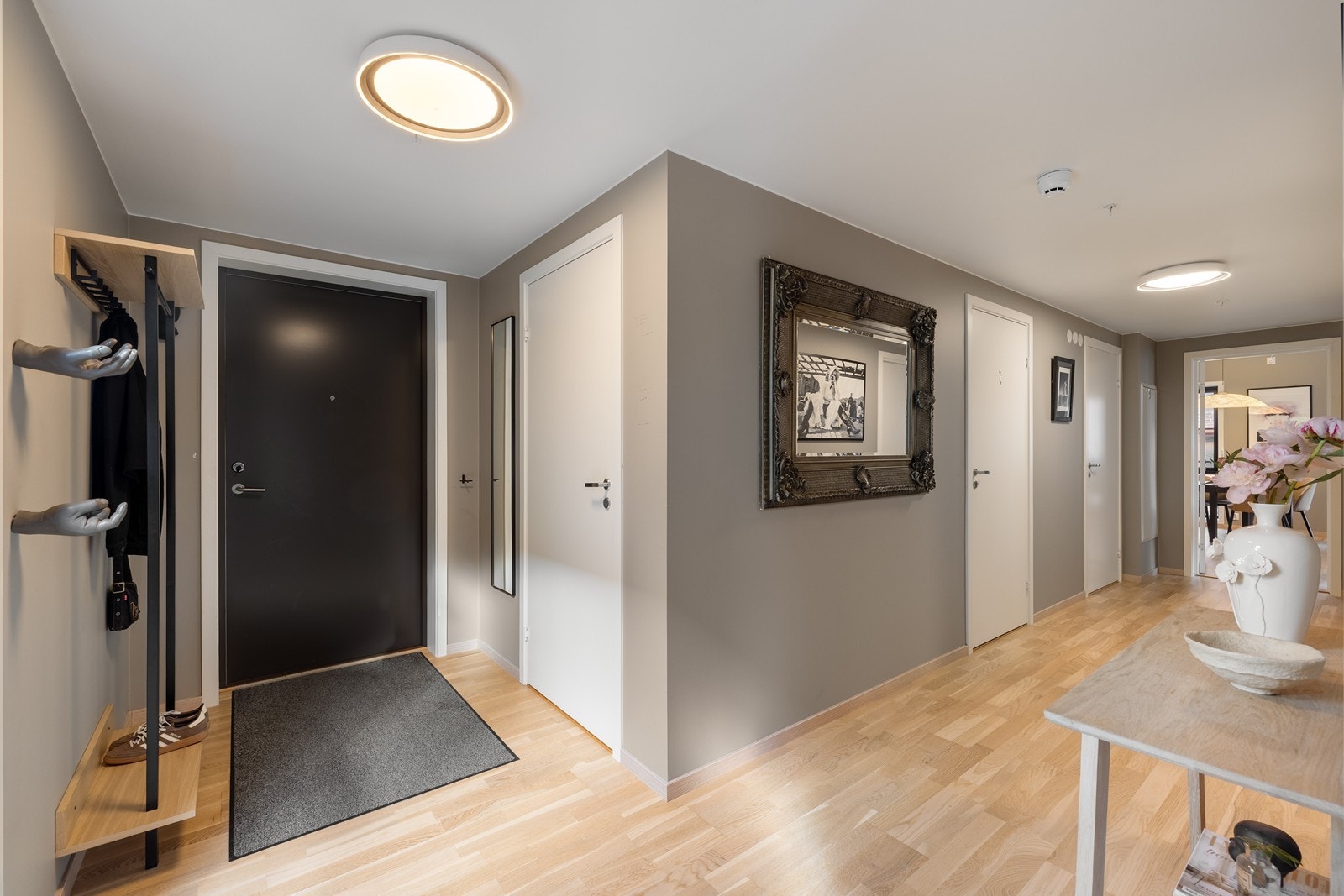 Fra entréen/gangen er det direkte adkomst til badet, toalettet, en innvendig bod og leilighetens tre soverom, før du ledes videre inn i stue/kjøkken-området. Galleribilde