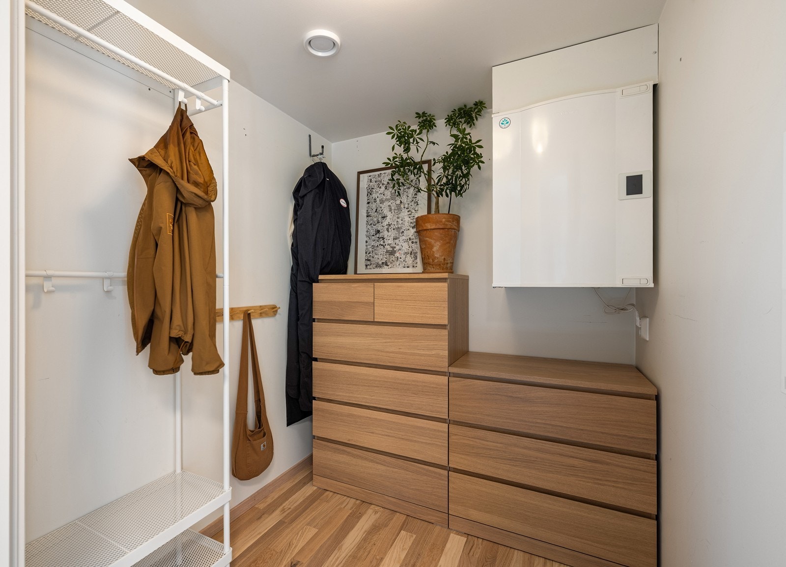 Like ved entréen finner du en innvendig bod som også fungerer som leilighetens tekniske rom med anlegg for balansert ventilasjon. I tillegg disponerer leiligheten en ekstern sportsbod i kjelleren på ca. 5 m² Galleribilde