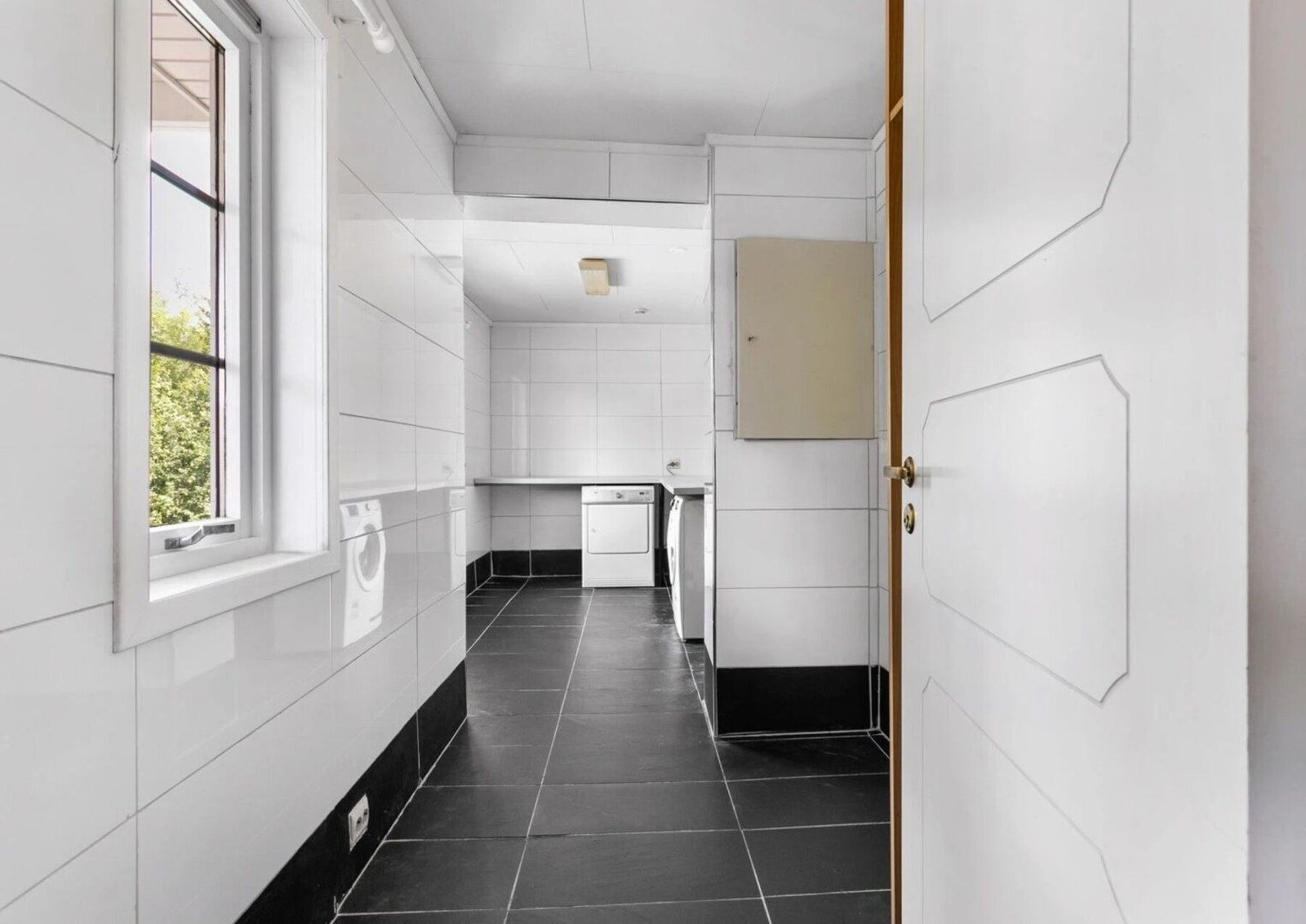 Rom i forbindelse med vaskerommet passer perfekt som garderobe. Galleribilde
