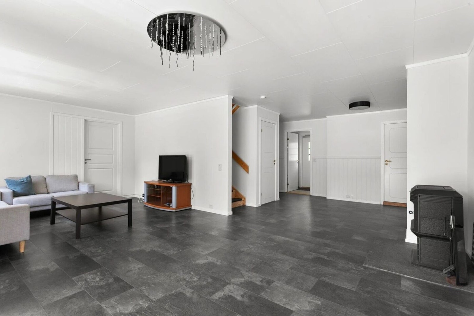 Stuen har god plass til sofagruppe og annet møblement. Galleribilde