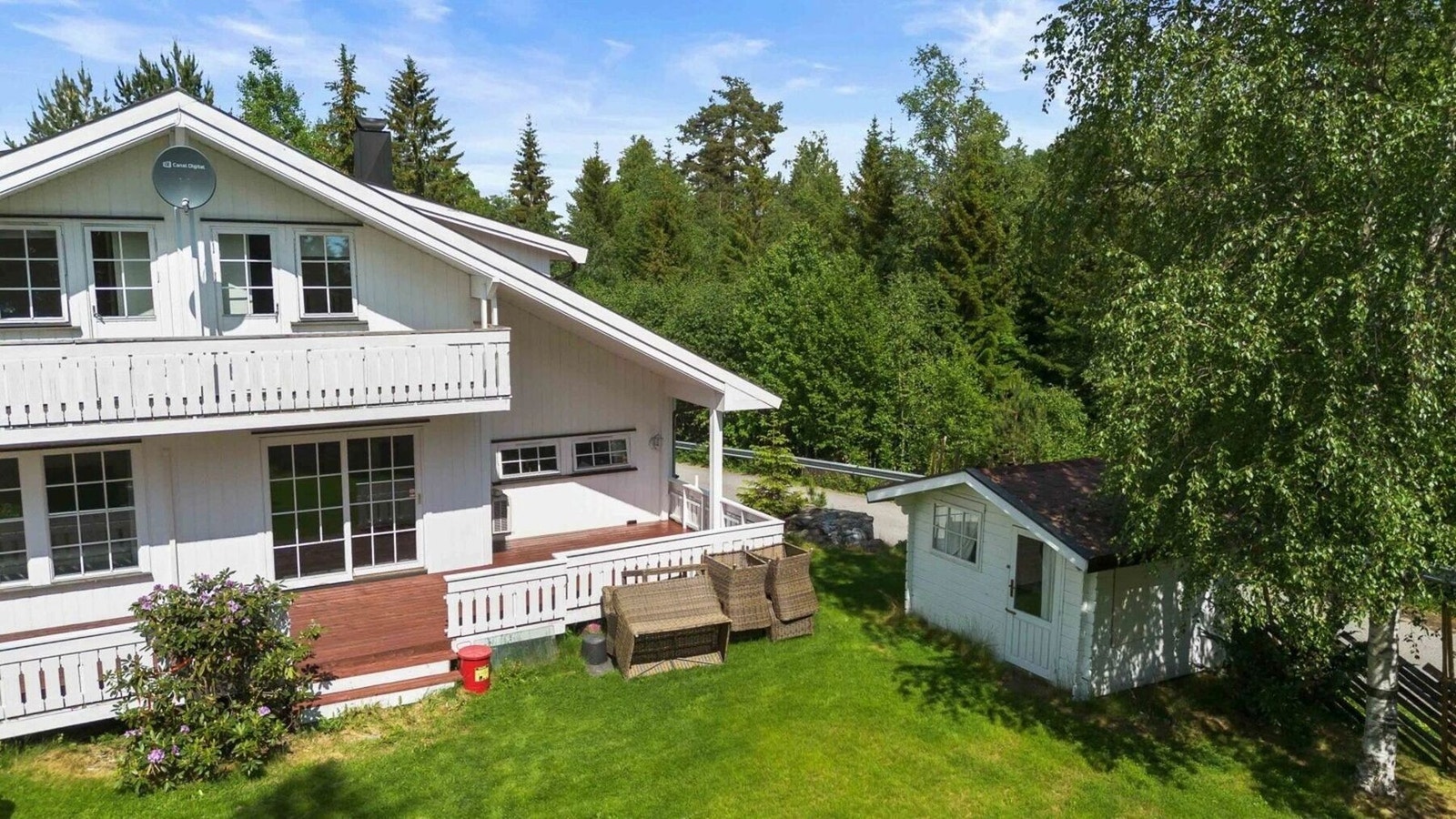 Trærne skjermer for innsyn og gir skygge for solen. Galleribilde