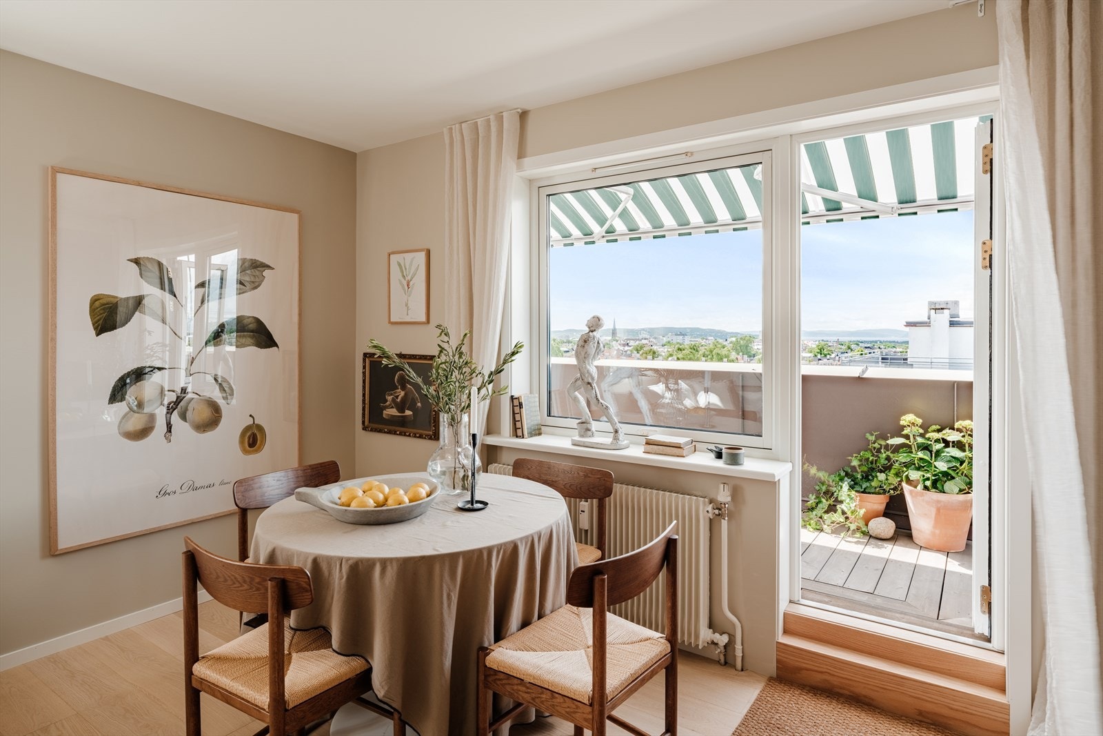 Naturlig plass til spisebord ved vinduene. Galleribilde