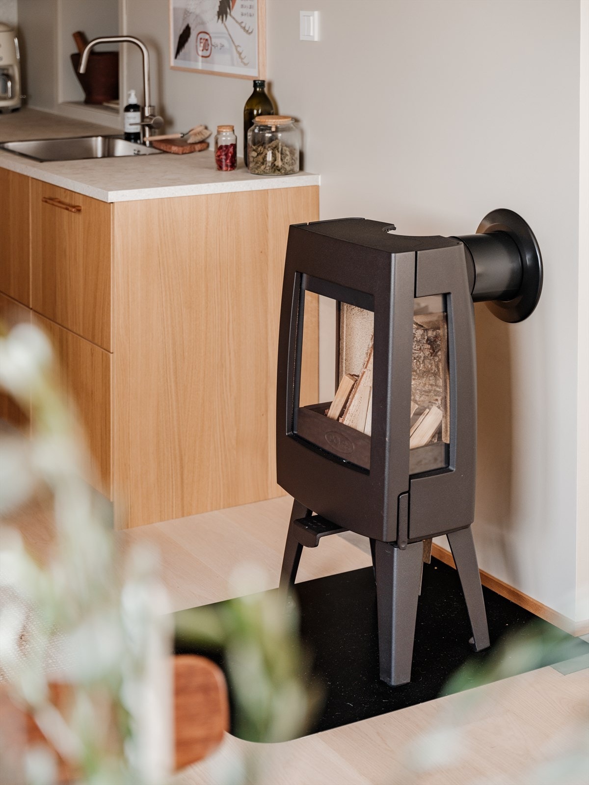 I tillegg til at man har oppvarming via radiatorer, er det montert en peisovn på kjøkken. Galleribilde