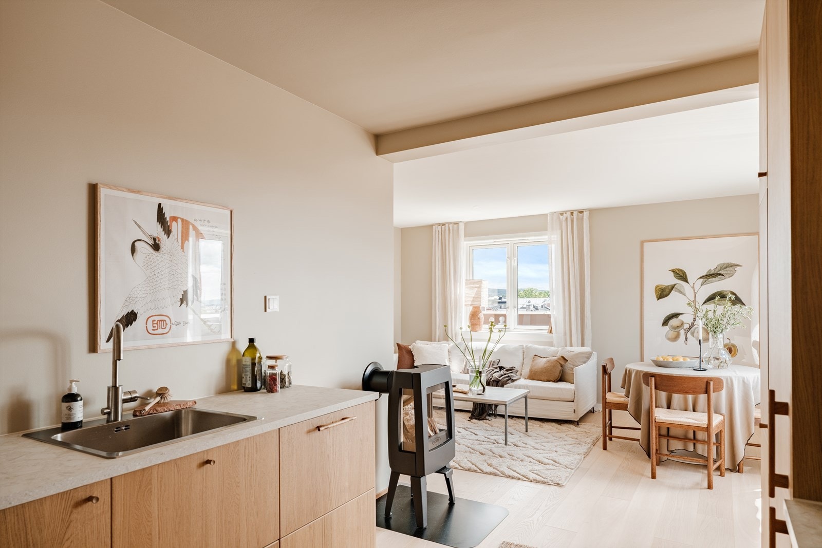 Plassbesparende og sosialt med åpen løsning mellom stue og kjøkken. Her kan man fint invitere både venner og familie på middagsbesøk. Galleribilde