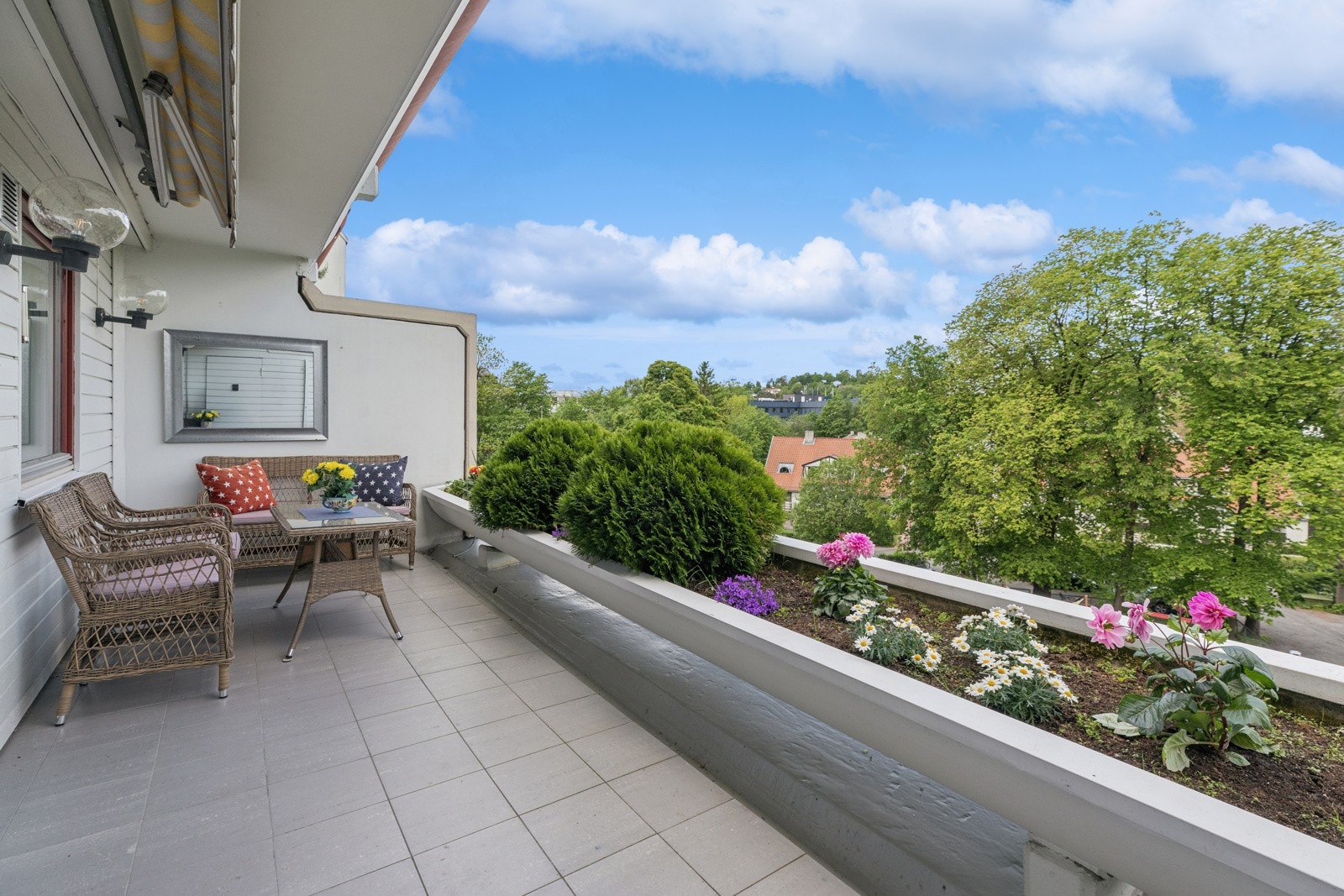 Flislagt terrasse med disse herlige store blomsterkassene Galleribilde