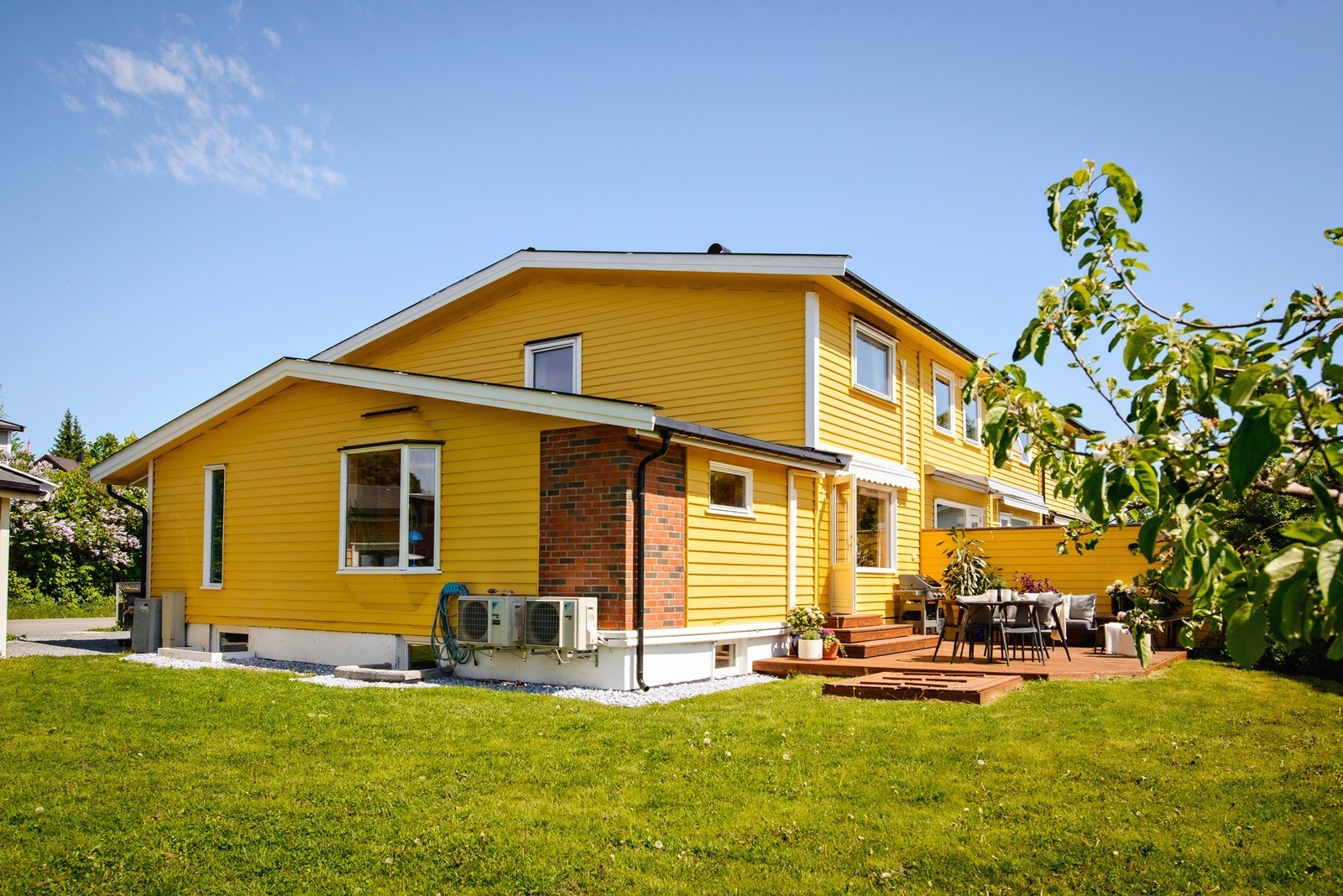Eiendommen har svært gode solforhold med sol fra tidlig morgen til sent på kveld. Galleribilde