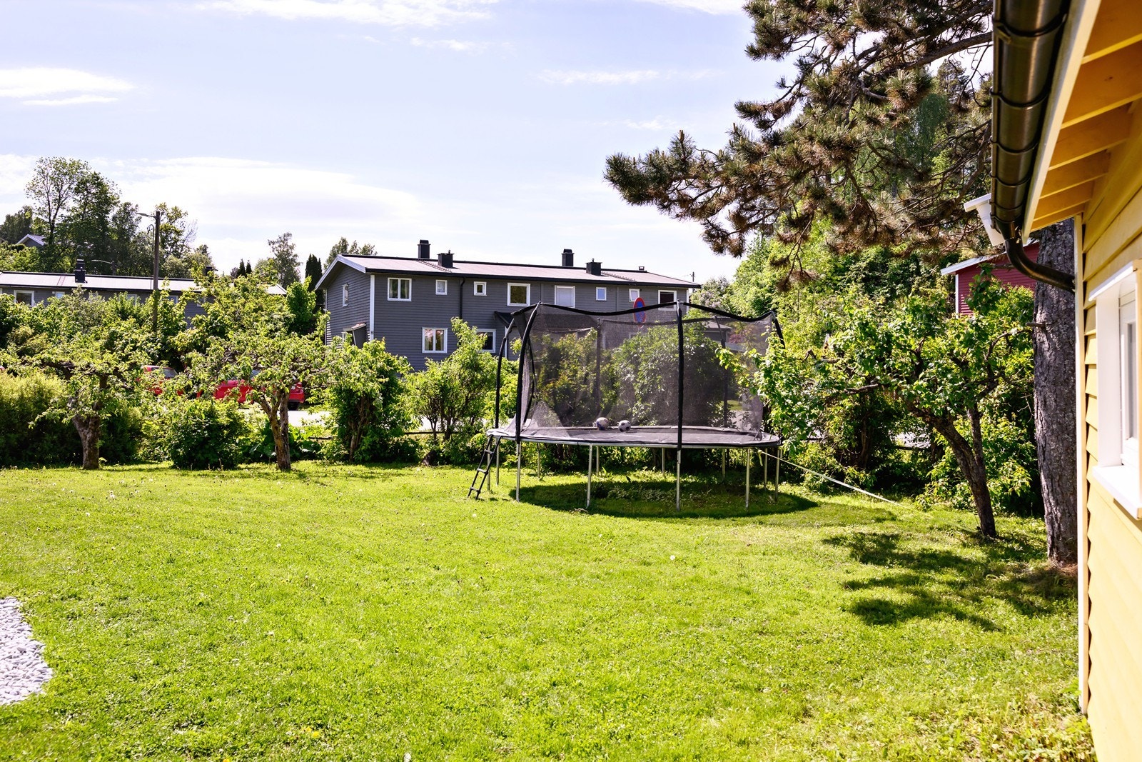Rekkehuset har en attraktiv og skjermet endebeliggenhet med gode lysforhold og en større tomt enn de øvrige boligene i rekken. Tomten er flat og pent opparbeidet med plen, beplantning og gode uteområder for hele familien. Galleribilde