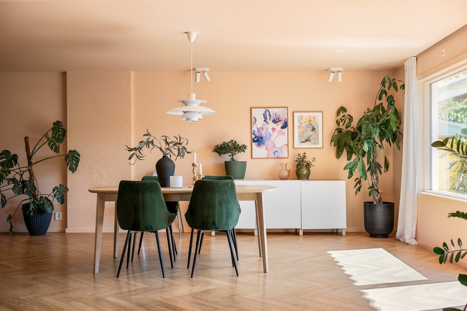 God plass til langbord Galleribilde