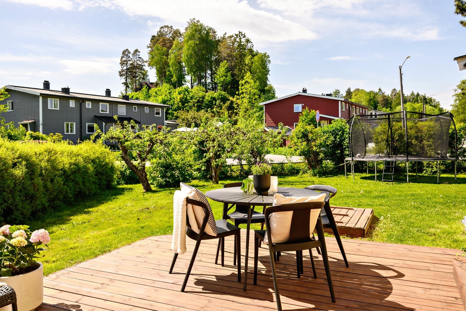 Hagen byr på store plenarealer med god plass til lek og aktivitet. Hekk og beplantning skjermer uteområdet, mens terrassen har levegg mot nabo. Foran boligen er det en gruslagt gårdsplass. Galleribilde